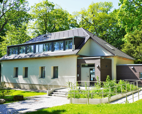 Header Kontakt1 Außenansicht des Gästehauses Pulverhütte im grünen egapark.